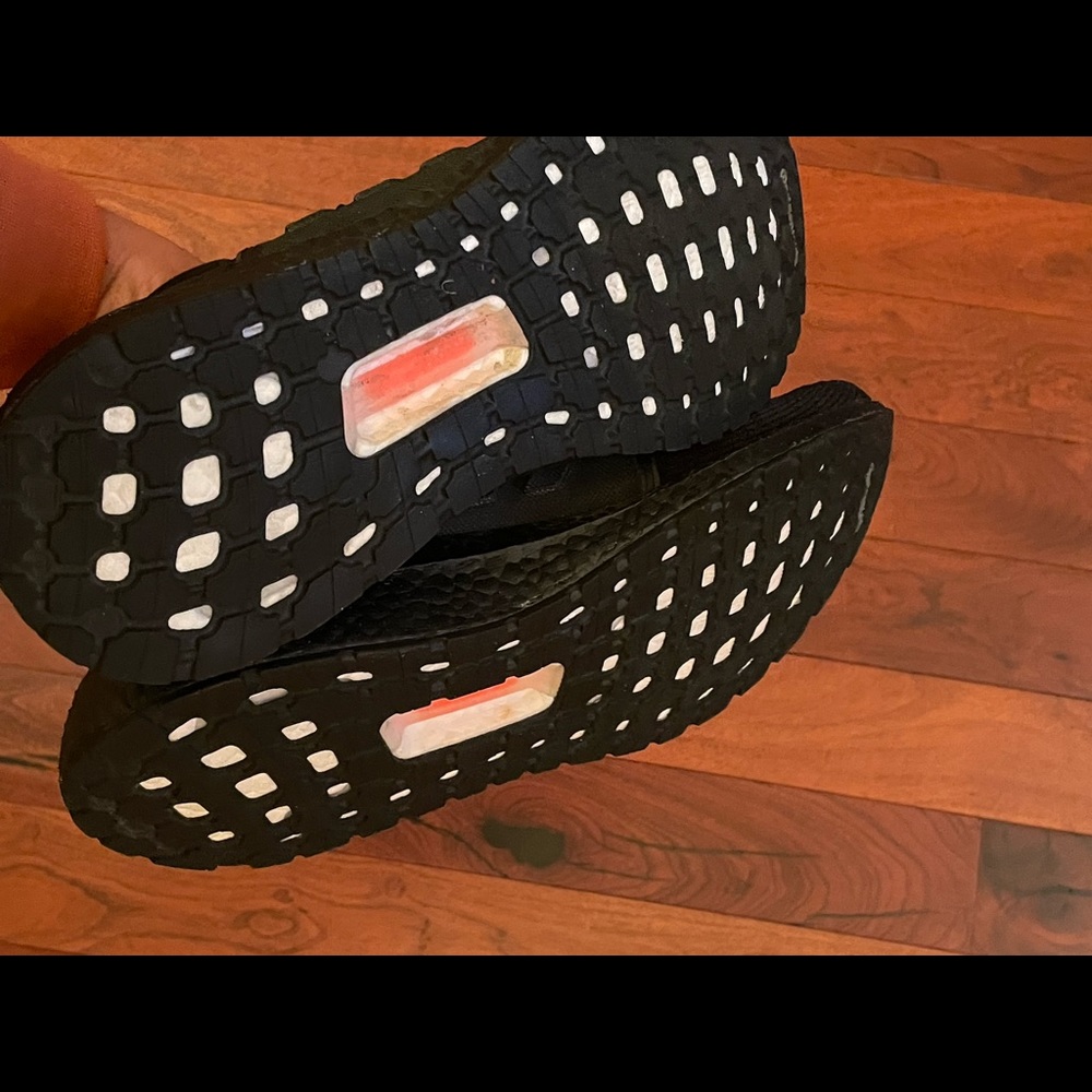 ultra boost 19 triple black size 8, excellent condition